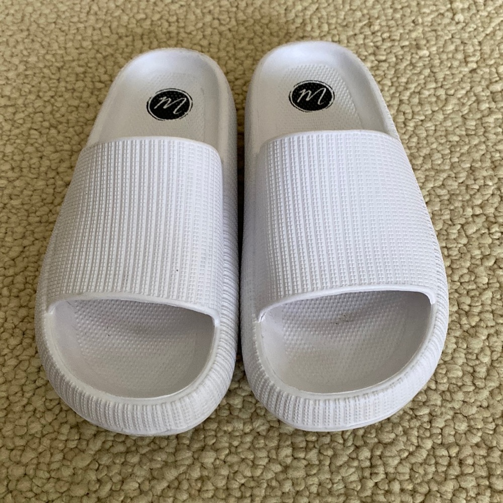 M White slides.  Size 7.. Only worn a few times.